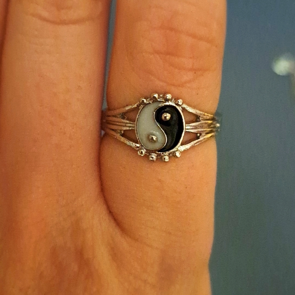 Yin and yang ring